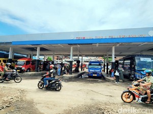 Mereka yang Menanti Rezeki di Tengah Deru Taksi Gelap