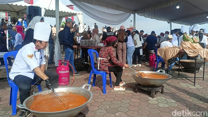 Palembang menggelar masak besar 300 kg dan 700 ayam di BKB