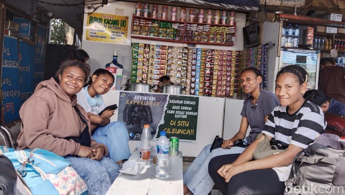 Para pelajar Papua yang sedang menunggu bus di Terminal Cicaheum Kota Bandung. Mereka berencana menikmati liburan ke Magelang selama mudik lebaran