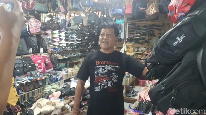Salah satu penjual pakaian di Pasar Argosari, Wonosari, Gunungkidul, Kamis (27/3/2025).