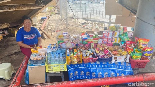 Salah seorang pedagang di Pelabuhan Padangbai, Karangasem, Bali, Kamis (27/3/2025). (foto: I Wayan Selamat Juniasa)