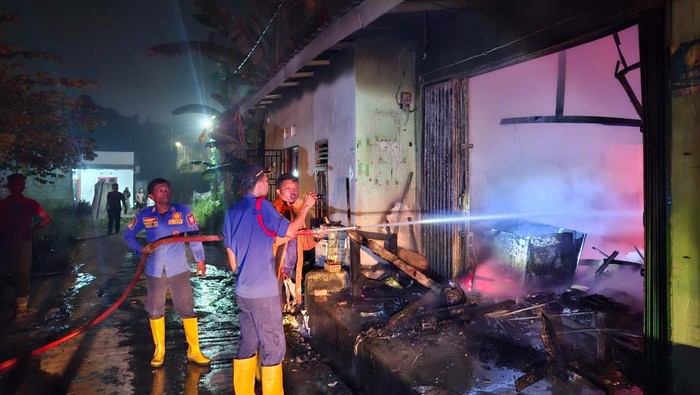 Pemadam kebakaran berjibaku padamkan api di rumah dan warung Wartini