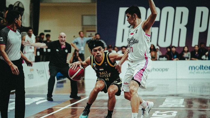 Pemain Bali United, Irvine Kurniawan (kiri), diadang pemain RANS Simba Bogor di pertemuan pertama IBL 2025. (Dok. Bali United)