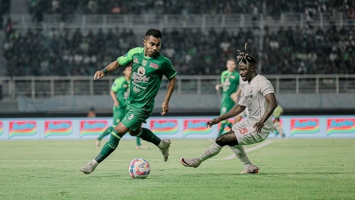 Pemain Persebaya Ardi Idrus