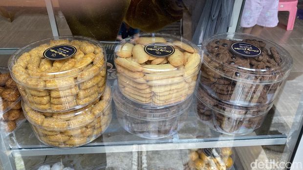 Pemilik usaha Chocky Cookies, Elisa Gultom, di rumah produksi Jalan Kurantil I nomor 154, Kelurahan Krapyak, Kecamatan Semarang Barat, Kota Semarang, Kamis (27/3/2025).