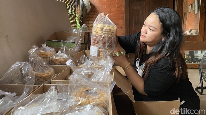 Pemilik usaha Chocky Cookies, Elisa Gultom, di rumah produksi Jalan Kurantil I nomor 154, Kelurahan Krapyak, Kecamatan Semarang Barat, Kota Semarang, Kamis (27/3/2025).