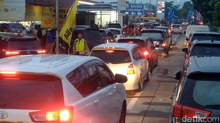 Pemobil memasuki rest area Km 338 Tol Pekalongan, Kamis (27/3/2025).