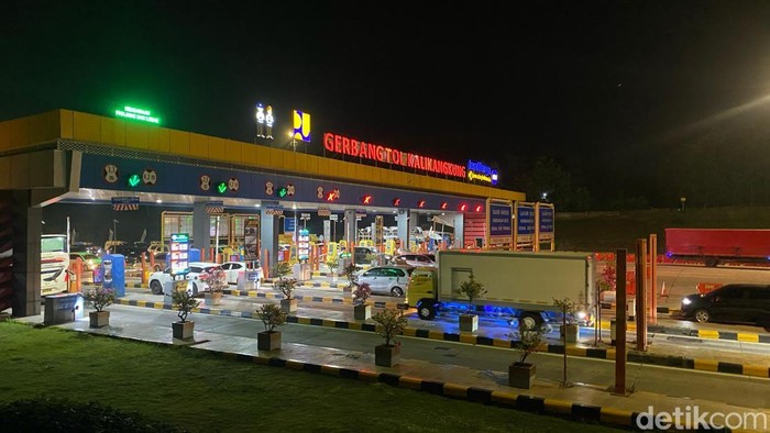 Suasana arus mudik di Gerbang Tol Kalikangkung, Kelurahan Gondoriyo, Kecamatan Ngaliyan, Kamis (27/3/2025).