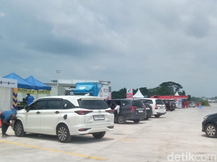 Pemudik beristirahat di rest area sementara km 19 Klaten, Kamis (27/3/2025).