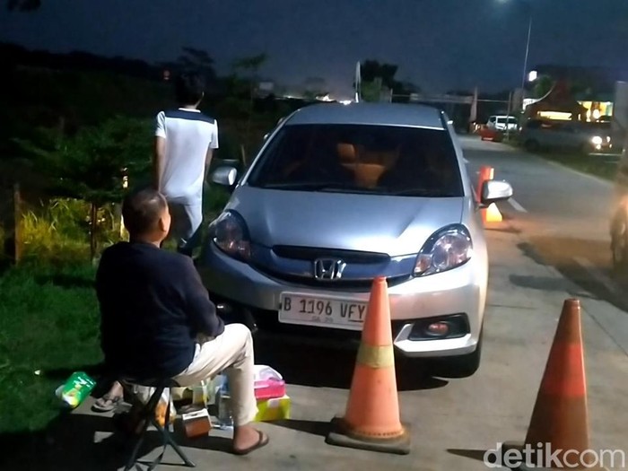 Pemudik dari Karawang tujuan Klaten beristirahat di rest area tol Pekalongan, Kamis (27/3/2025) malam.