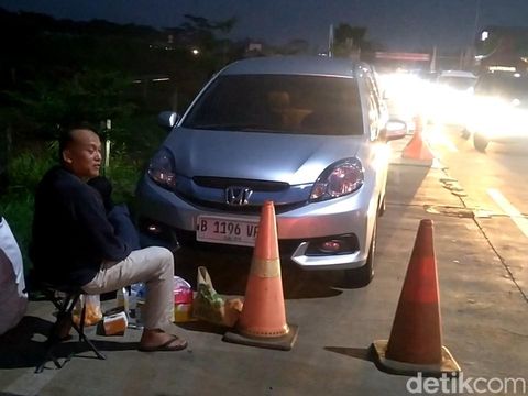 Pemudik masuk ke rest area 338 A Tol Pekalongan, Kamis (27/3/2025).