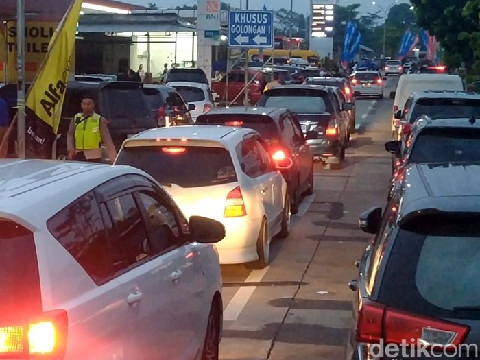 Pemudik masuk ke rest area 338 A Tol Pekalongan, Kamis (27/3/2025).