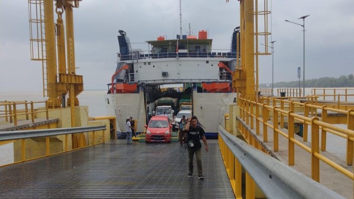 Pemudik yang menyeberang di Pelabuhan TAA.