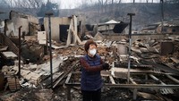 Pemukiman warga ikut terdampak api kebakaran hutan. Rumah-rumah hancur setelah terbakar.