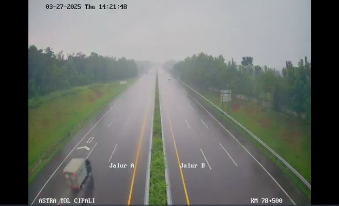 Pengaturan arus lalu lintas dengan satu arah (one way) lokal ditetapkan di Tol Trans Jawa Km 70 hingga Km 188. Begini kondisinya. (dok CCTV Kemen-PU)
