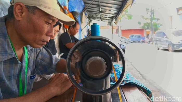 Penjahit kaki lima di Tulungagung