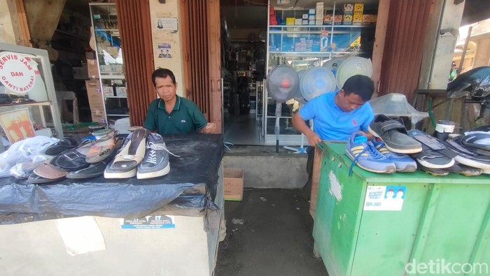 Penjahit sandal dan sepatu di Pasar Wonomulyo, Kabupaten Polewali Mandar (Polman), Sulawesi Barat (Sulbar), ketiban rezeki jelang hari raya Idul Fitri 1446 H/2025 M.
