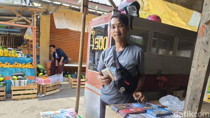 Penjual amplop Lebaran di Cirebon