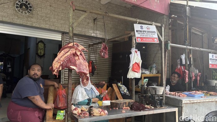Penjual daging sapi di Pasar Wonokromo Surabaya