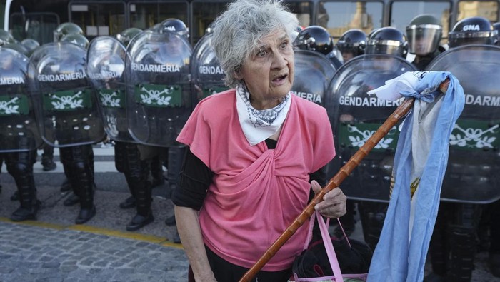 Pensiunan Argentina Gelar Aksi Protes Soal Kebijakan Ekonomi Pemerintah Police stand guard on a street outside Congress during weekly demonstrations demanding better pensions for retirees and opposing austerity measures by Javier Milei's government, in Buenos Aires, Argentina, Wednesday, March 26, 2025. (AP Photo/Rodrigo Abd)
