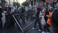 Para pensiunan Argentina bentrok dengan polisi di depan Kongres di ibu kota, Buenos Aires, terhadap kebijakan ekonomi yang diterapkan oleh pemerintah Presiden Javier Milei.