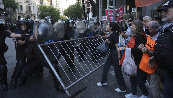 Police stand guard on a street outside Congress during weekly demonstrations demanding better pensions for retirees and opposing austerity measures by Javier Milei's government, in Buenos Aires, Argentina, Wednesday, March 26, 2025. (AP Photo/Rodrigo Abd)