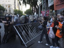 Pensiunan Argentina Gelar Aksi Protes Soal Kebijakan Ekonomi