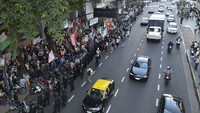 Mereka juga menuntut pensiun yang lebih baik bagi para pensiunan dan menentang langkah-langkah penghematan oleh pemerintah Javier Milei.  