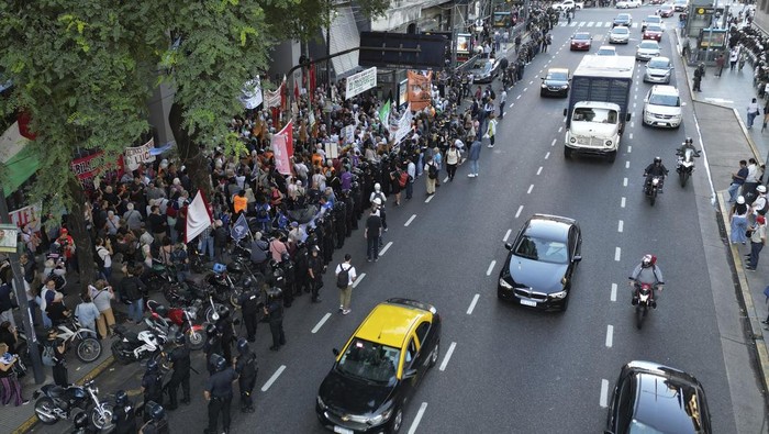 Police stand guard on a street outside Congress during weekly demonstrations demanding better pensions for retirees and opposing austerity measures by Javier Milei's government, in Buenos Aires, Argentina, Wednesday, March 26, 2025. (AP Photo/Rodrigo Abd)