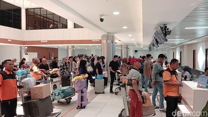 Penumpang di bandara Hang Nadim Batam pada Kamis (27/3).(Foto: Alamudin Hamapu/detikSumut)