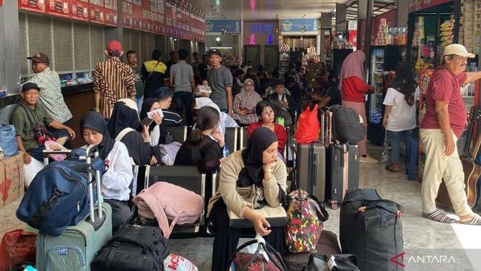 Penumpang di Terminal Kalideres, Jakarta Barat menunggu di loket pembelian tiket, Jumat (21/3/2025). ANTARA/Risky Syukur
