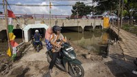 Warga memanfaatkan penyeberangan alternatif di jalur pantura yang dibuat secara swadaya untuk menghindari kecelakaan lalu lintas saat arus mudik Lebaran.