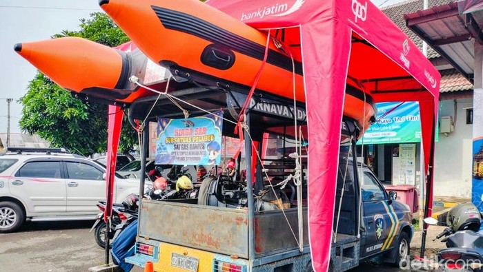 Perahu karet disiagakan di Pelabuhan Jangkar Situbondo