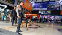 Patroli tersebut untuk memastikan keamanan dan kenyamanan penumpang kereta api selama masa Angkutan Lebaran 2025.  