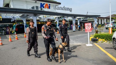 Polda Jabar Kerahkan Anjing K9 Amankan Mudik Lebaran di Stasiun Bandung