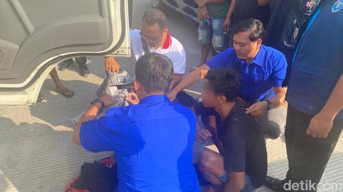 Petugas dari BNNK Karangasem saat melakukan tes urine terhadap sejumlah sopir truk di Pelabuhan Padangbai, Kamis (27/3/2025).