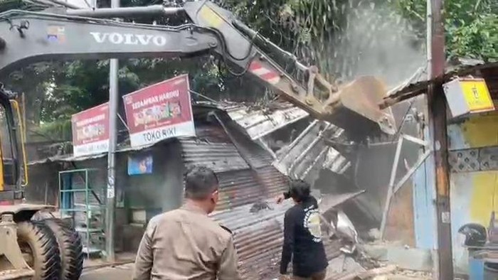 Petugas gabungan membongkar warung dan kios ilegal di Kota Bogor