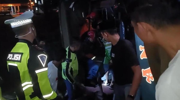 Petugas mengevakuasi korban kecelakaan bus ANS di Batanghari, Jambi