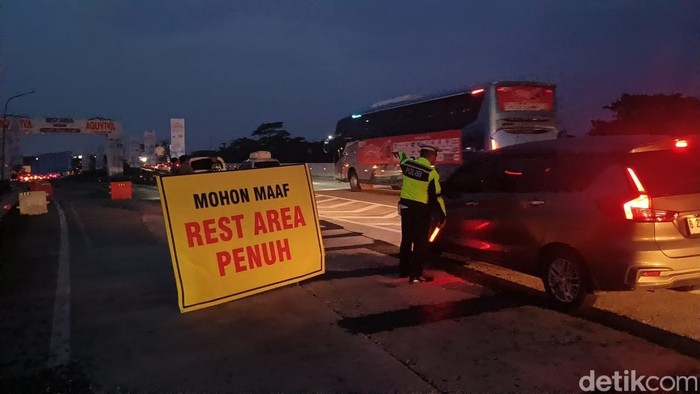 Polisi mengalihkan pemudik yang hendak masuk rest area Tol Pekalongan, Kamis (17/3/2025).