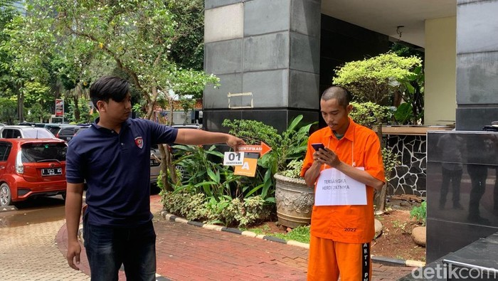 Polisi menggelar rekonstruksi kasus ojol di Bekasi yang dibunuh teman tak tahu diri.