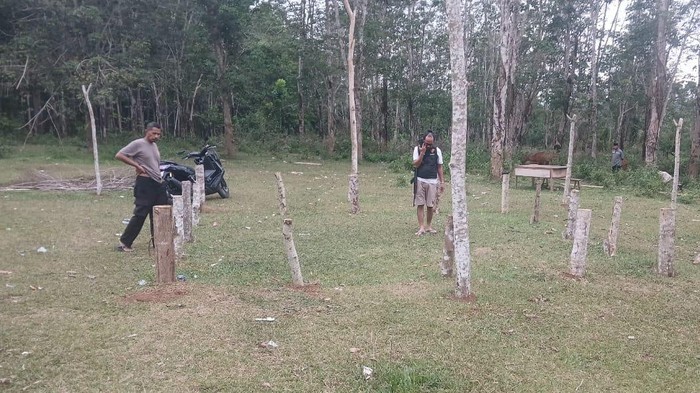 Polisi menggerebek lokasi judi sabung ayam di Bulukumba.