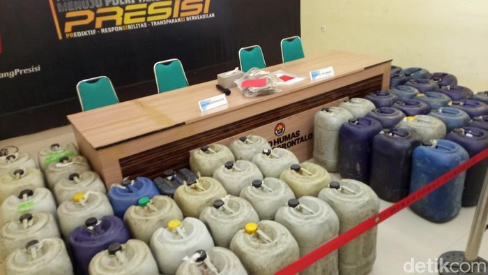 Polisi mengungkap kasus penyelewengan BBM bersubsidi jenis Pertalite dan Solar di Gorontalo Utara.