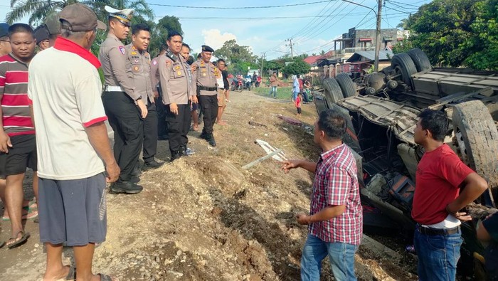Polisi olah TKP kecelakaan tunggal bus di Sarolangun, Jambi