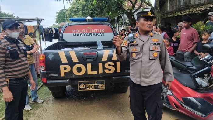 Polisi saat mendatangi lokasi penemuan mayat di Sungai Jratun Desa Wegil Kecamatan Sukolilo, Pati, Kamis (27/3/2025).