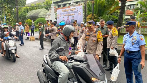 Bagi-bagi takjil Polri-TNI di depan Makodam Jalan Udayana Nomor 1,  Denpasar, Kamis (27/3/2025). (Dok Polda Bali).