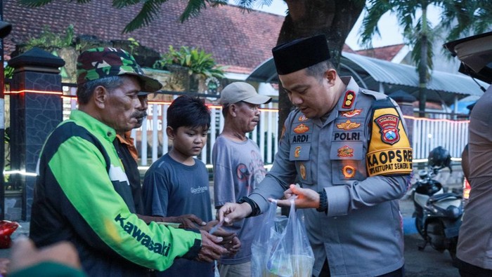 Polres Jombang bagi-bagi takjil