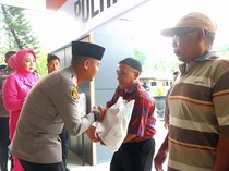 Kapolres Mojokerto Bagikan 500 Sembako ke Penggali Kubur-Pemandi Jenazah