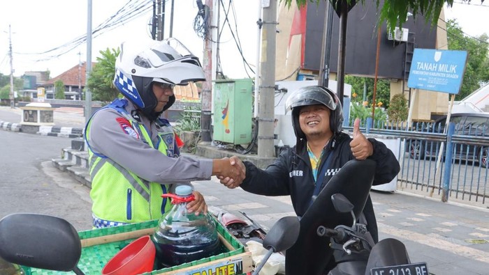 Polres Sragen luncurkan BBM Mobile buat pemudik yang kehabisan bahan bakar. Foto diunggah Kamis (27/3/2025).