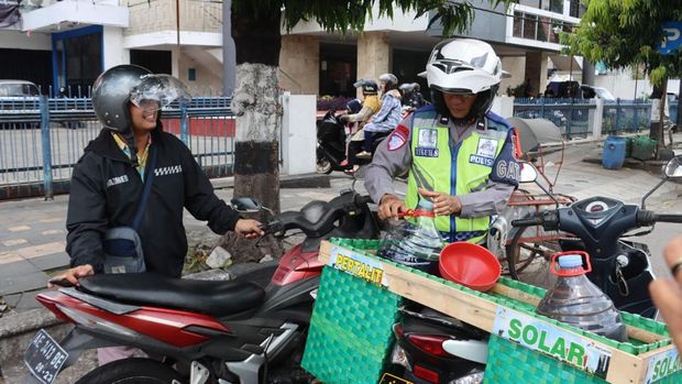 Polres Sragen luncurkan BBM Mobile buat pemudik yang kehabisan bahan bakar. Foto diunggah Kamis (27/3/2025).