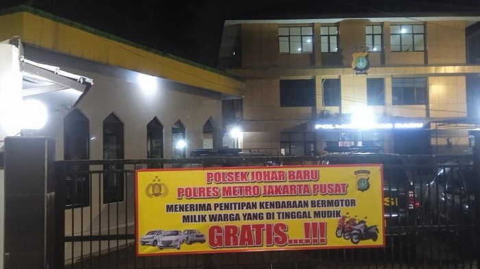 Polsek Johar Baru membuka layanan penitipan motor gratis selama Lebaran 2025.